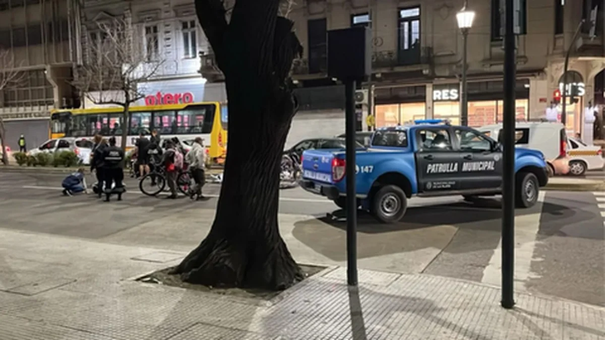 Violento choque y fuga en el centro platense: una mujer resultó herida