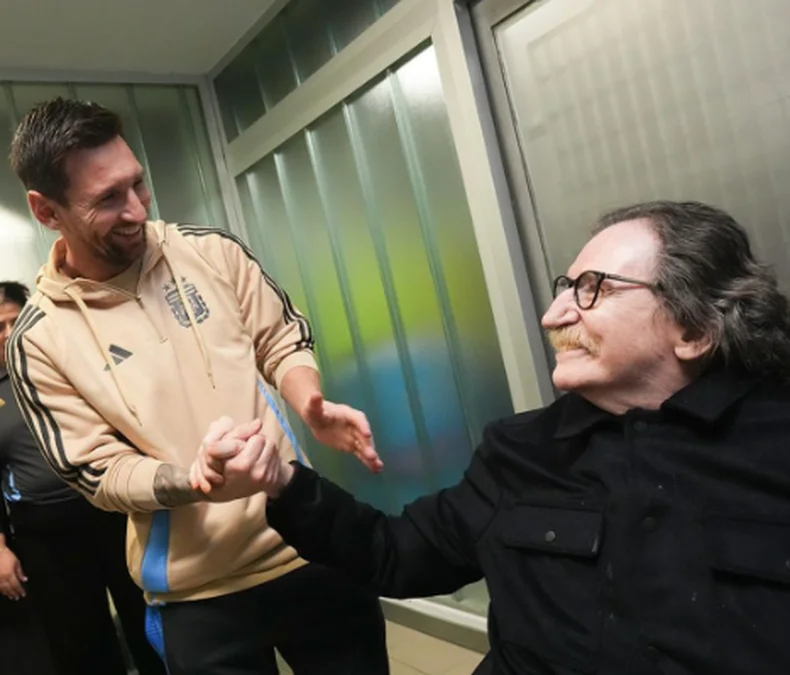 Lionel Messi y Charly Garc&iacute;a se encontraron tras el partido de la Selecci&oacute;n Argentina