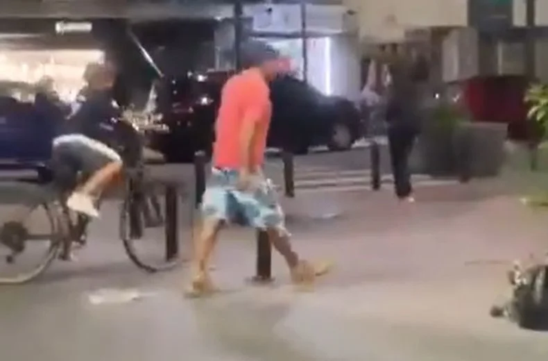 El ladrón junto a su hijo caminando por el centro. Fue filmado por la víctima