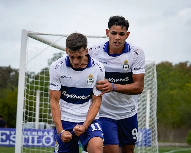 Lautaro Napolitano festeja el empate parcial de la Reserva de Gimnasia