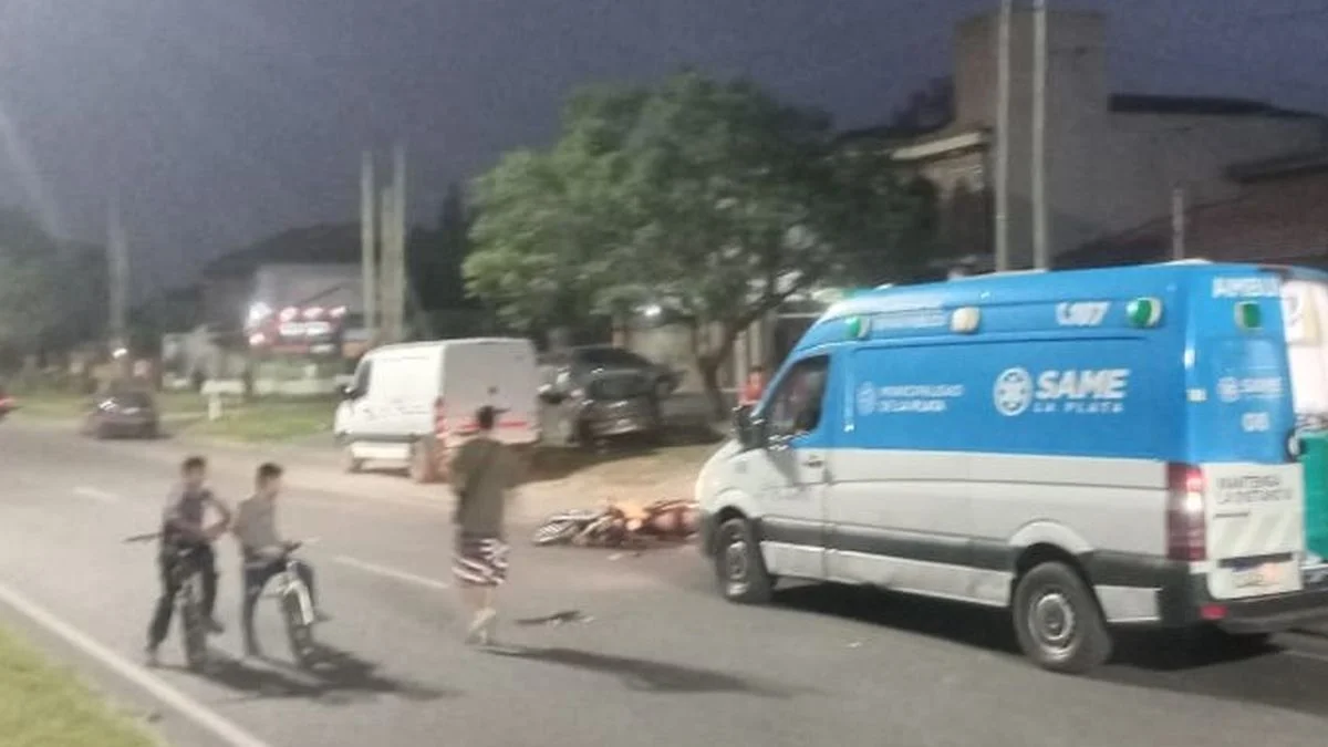 Un motociclista atropelló a un peatón en Camino Centenario