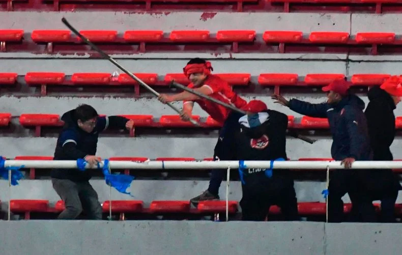 Im&aacute;genes de la batalla en Avellaneda, 18 hinchas chilenos est&aacute;n hospitalizados