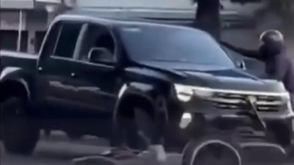 Tensión y golpes en Tolosa tras un choque entre una moto y una camioneta