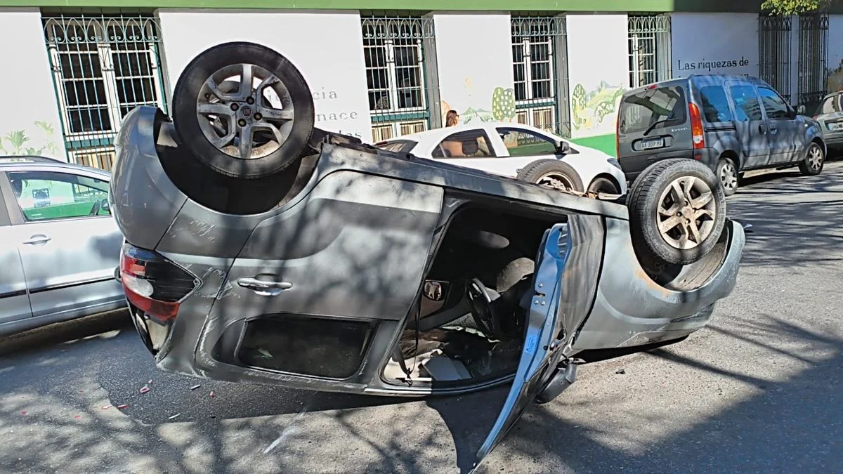 Impactante vuelco en La Plata causó caos en el tránsito