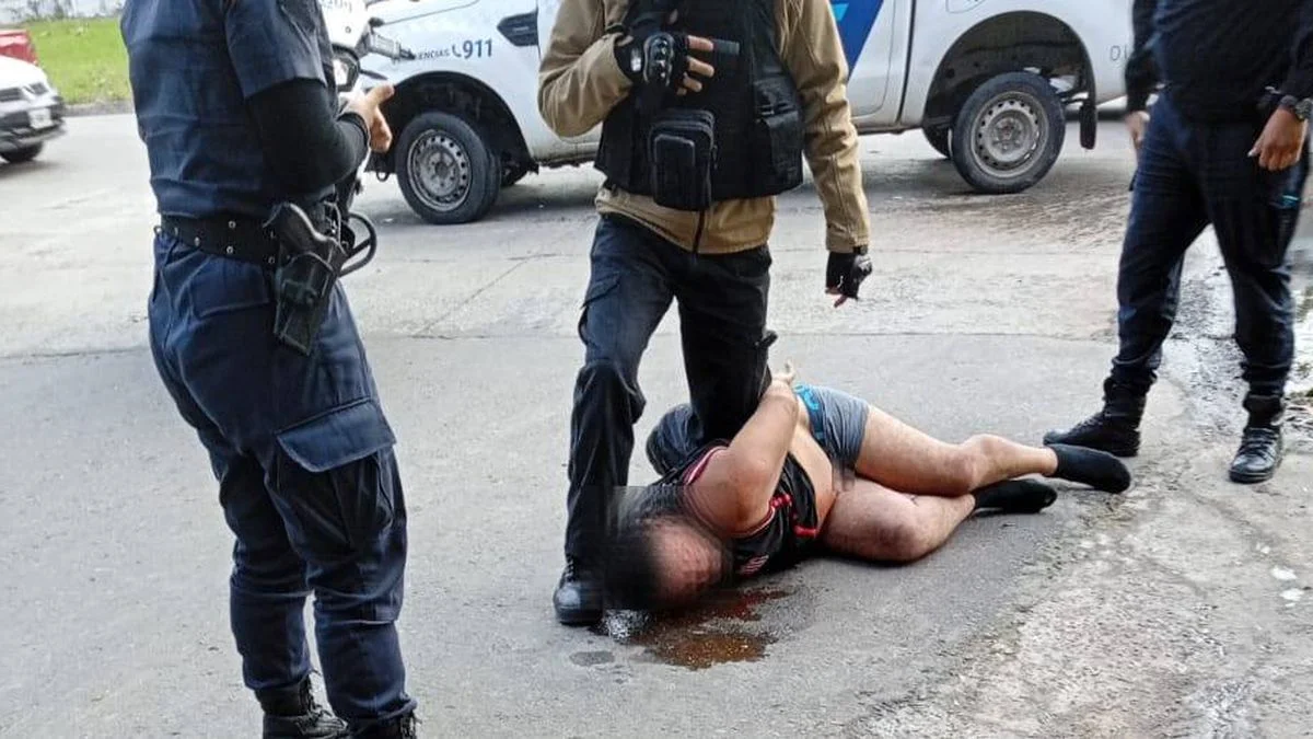 Hay tabla: vecinos de Los Hornos redujeron a un ladrón armado a palazos
