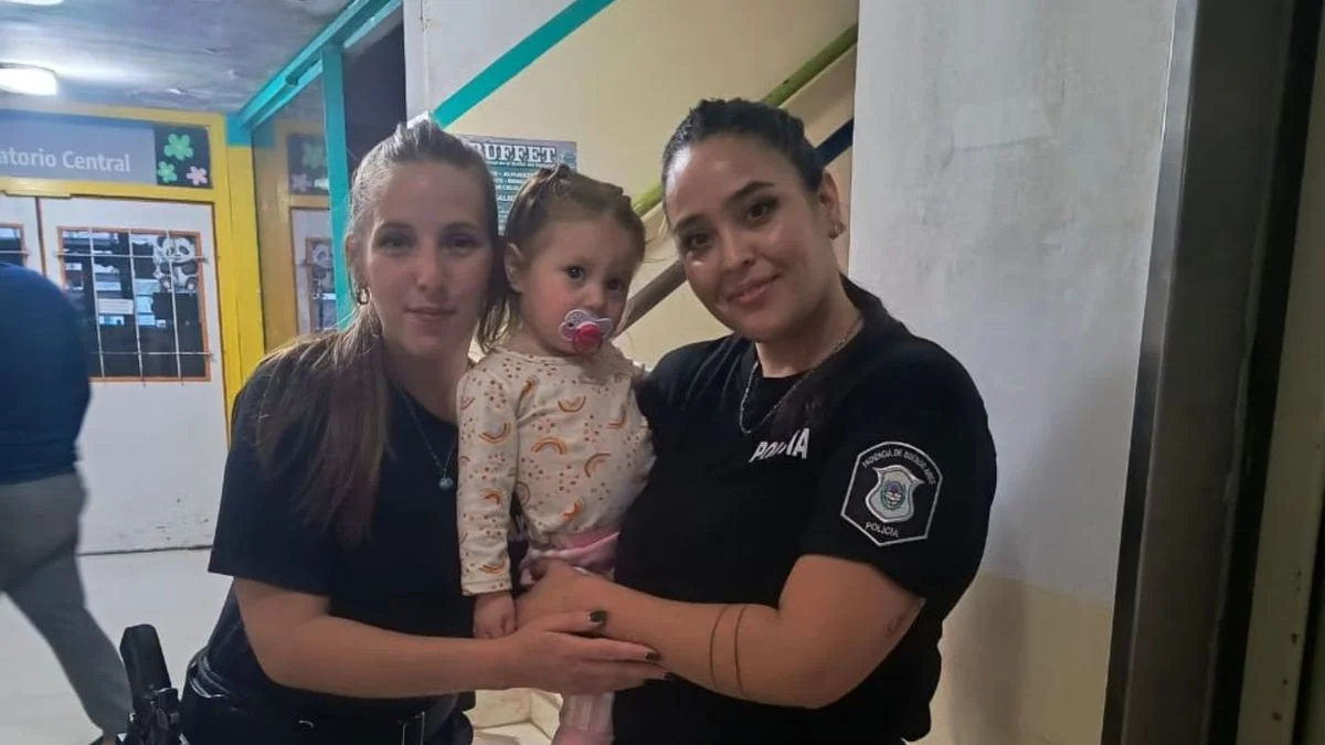 Policías de La Plata salvaron a una nena que se ahogaba mientras dormía