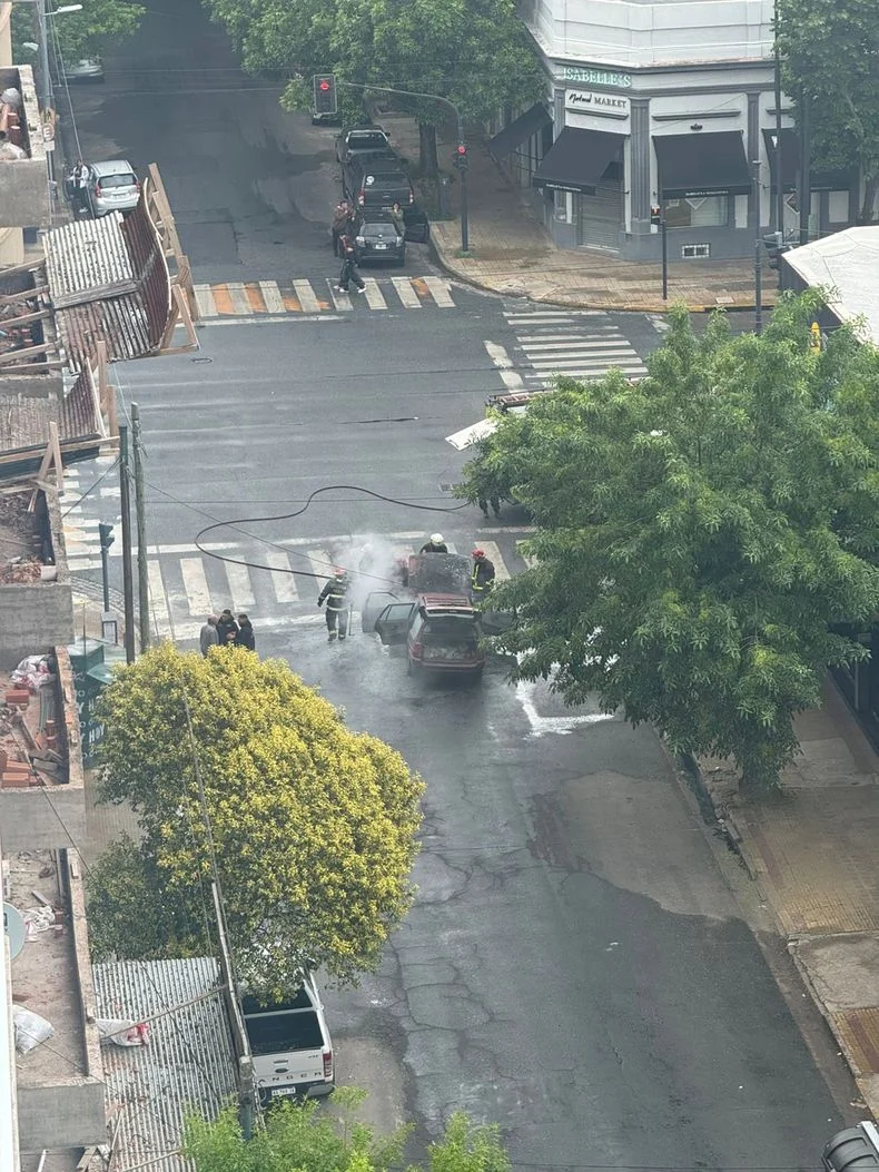 Tensi&oacute;n por un auto incendiado en pleno centro platense