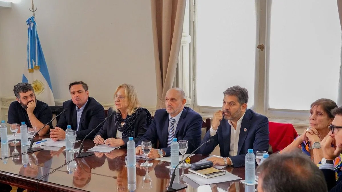 La Legislatura bonaerense se reunió con la Junta Electoral y acordaron cambiar los plazos