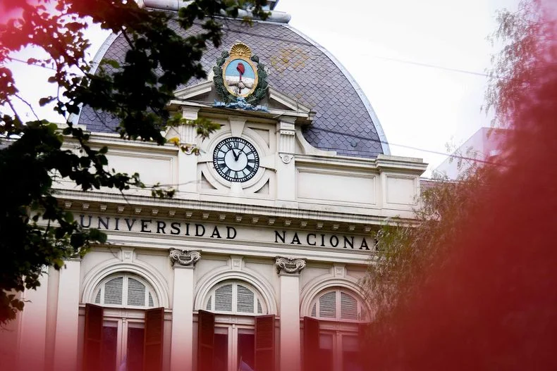 El Gobierno extenderá las sesiones extraordinarias para tratar una ley que impacta a la UNLP