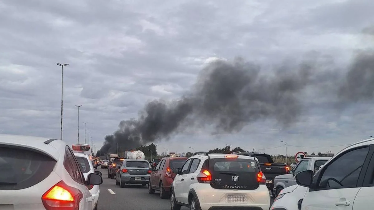 Demoras y tensión tras corte total en la Autopista Buenos Aires La Plata