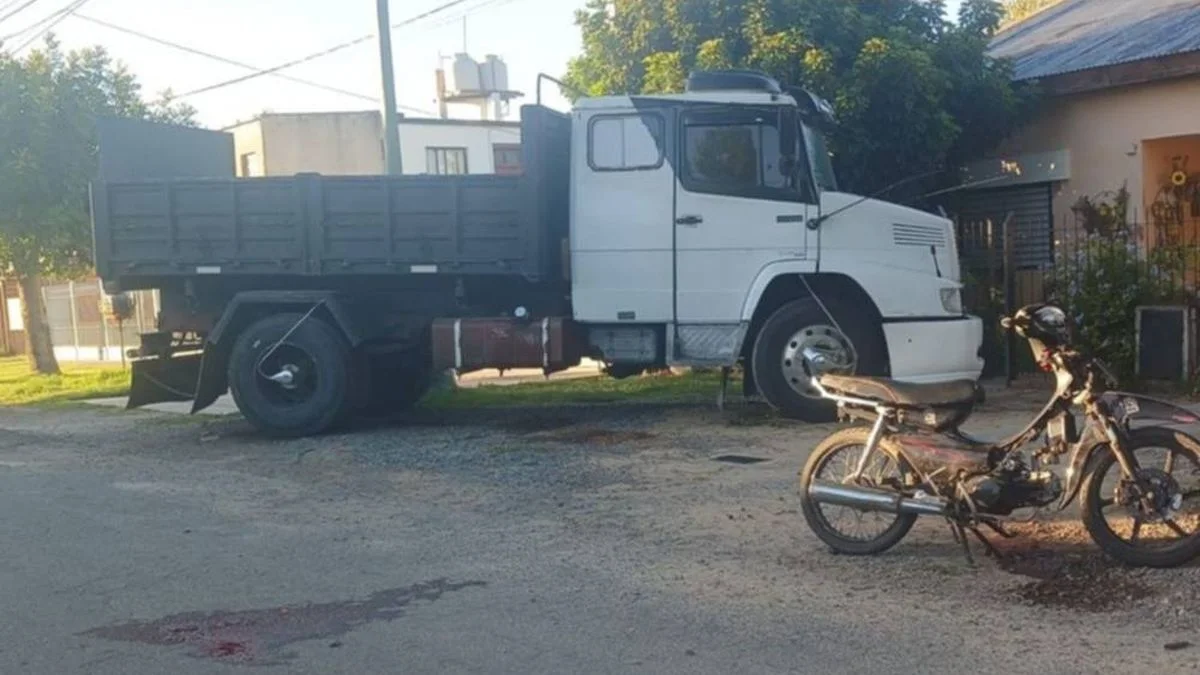 Un joven pelea por su vida tras chocar con su moto en San Carlos