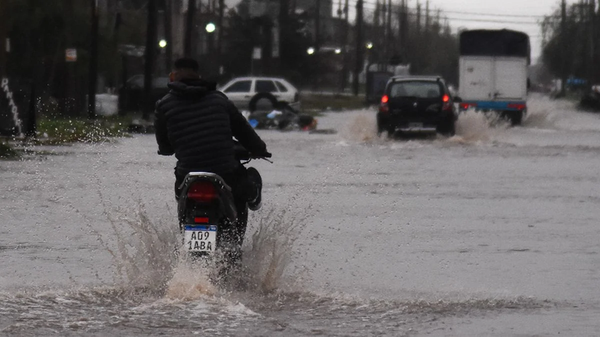 Denuncian inundaciones en Villa Elvira y el centro de La Plata por el temporal