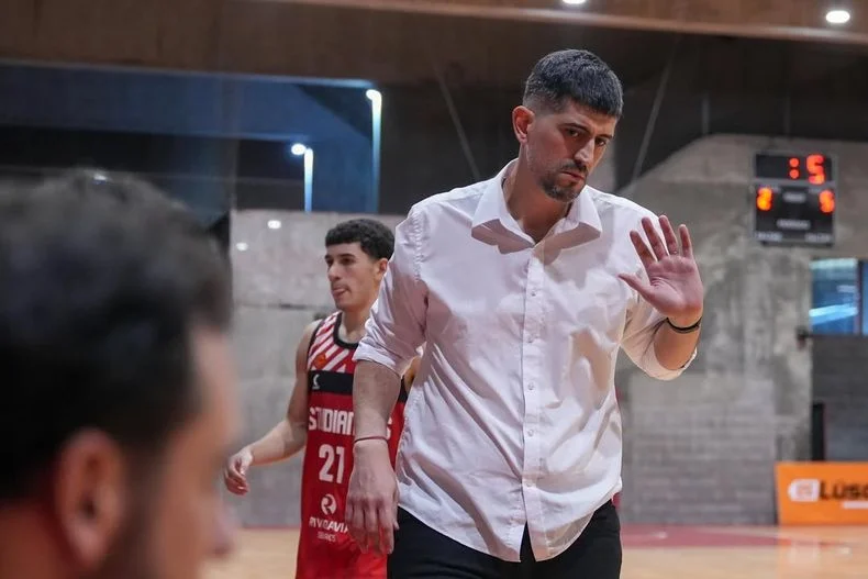 Lucas Conti es el entrenador a cargo del gran momento que vive el Pincha dentro del Básquet