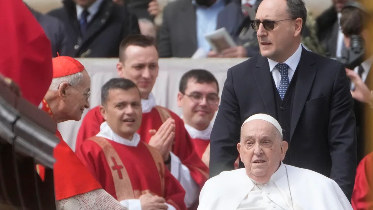 Notoriamente recuperado, el papa Francisco habló en la Plaza de San Pedro