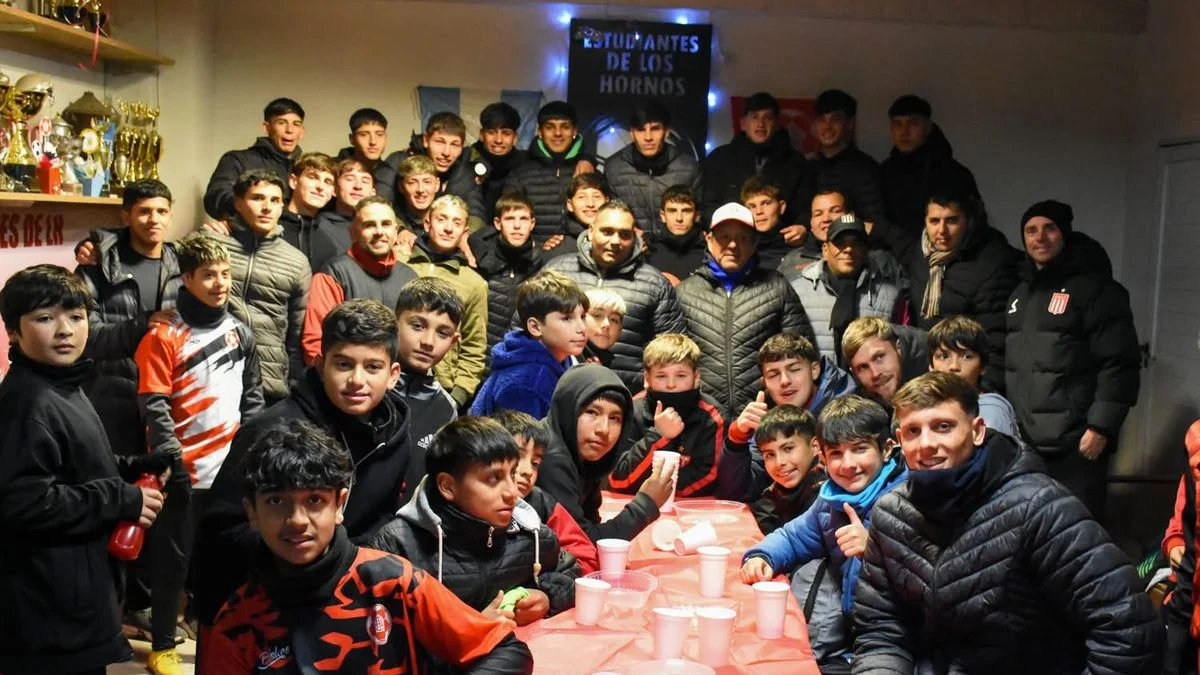 Juveniles de Estudiantes visitaron un club de barrio en Los Hornos