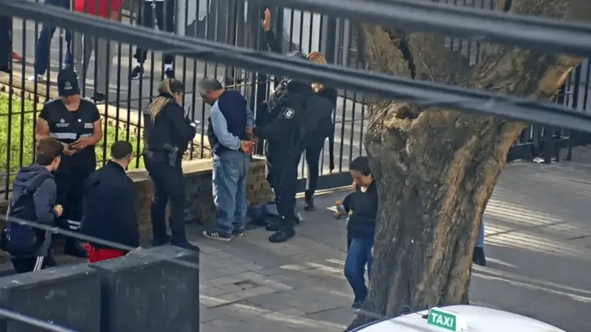Capturaron a un punga en un micro de La Plata