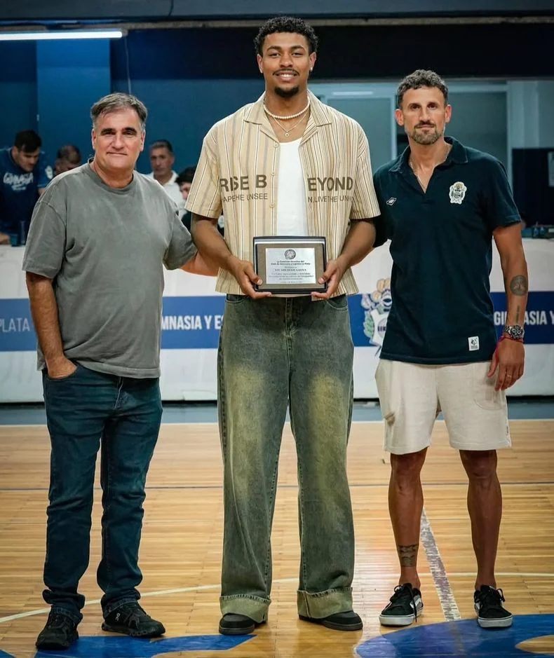 Lee Aliya presente en el Polideportivo V&iacute;ctor Nethol alentando a Gimnasia