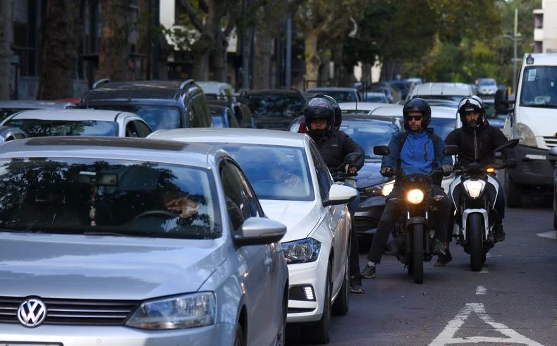 Proponen carriles exclusivos para motos en La Plata