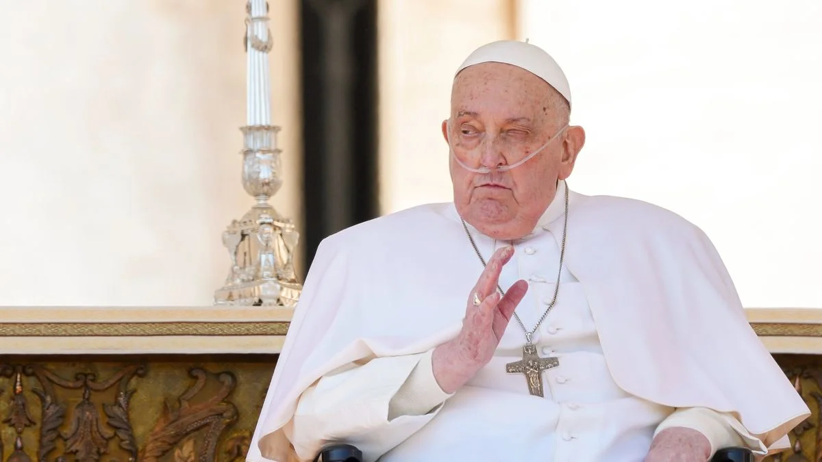 El papa Francisco reapareció por sorpresa ante los fieles en la Plaza San Pedro