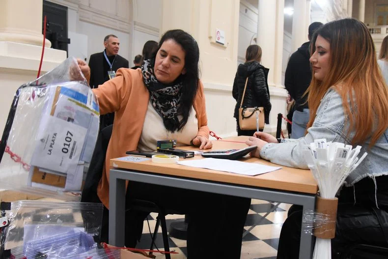 En La Plata inici&oacute; el escrutinio definitivo de las elecciones legislativas 2025