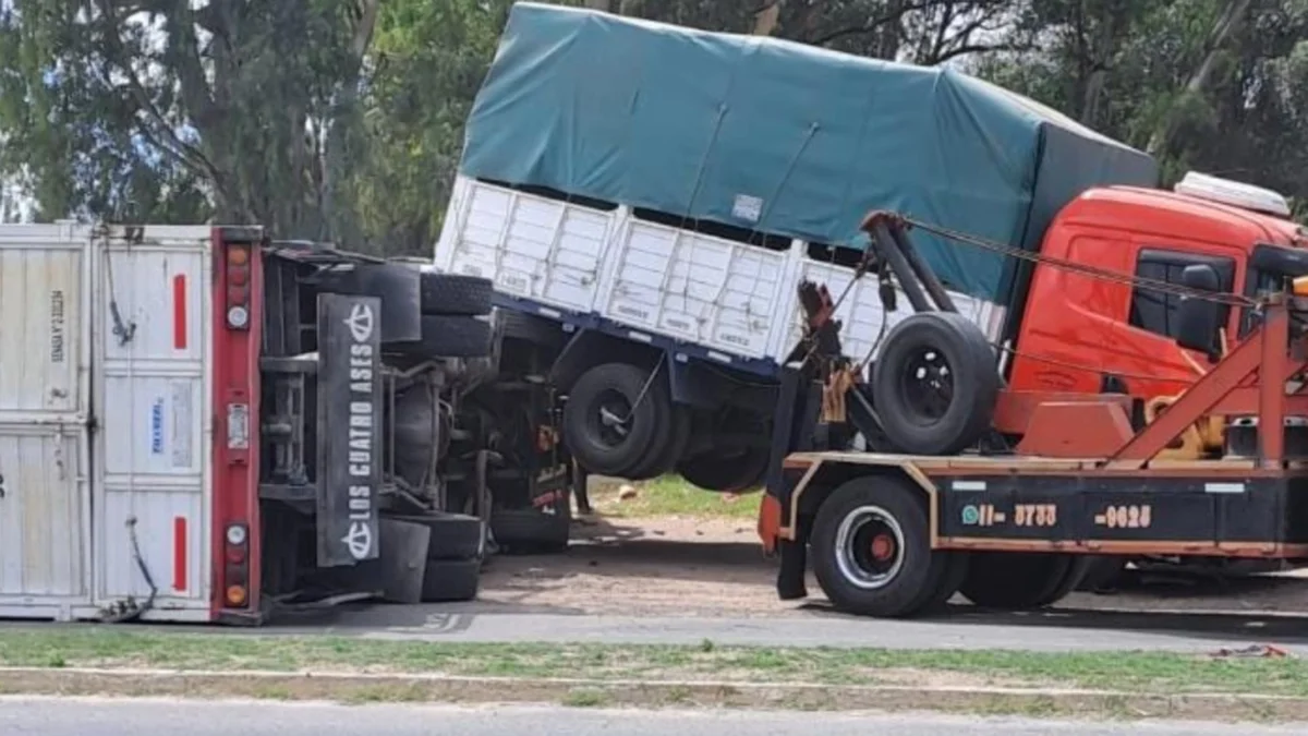 Impactante accidente en La Plata: un camión terminó encima de otro