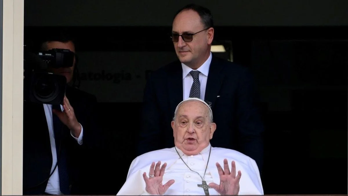 El Papa Francisco fue dado de alta y saludó desde el balcón del Hospital