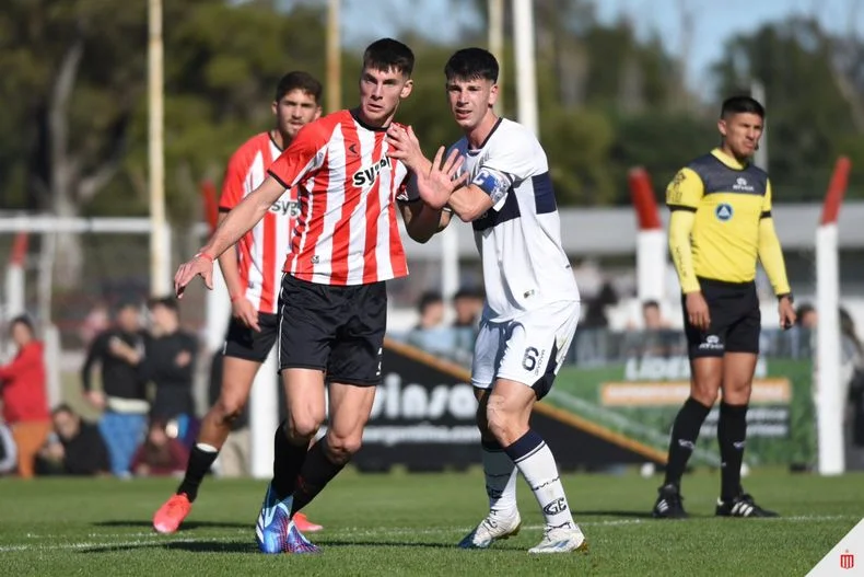 M&aacute;ximo Des&aacute;bato en el cl&aacute;sico de Cuarta Divisi&oacute;n entre Estudiantes y Gimnasia