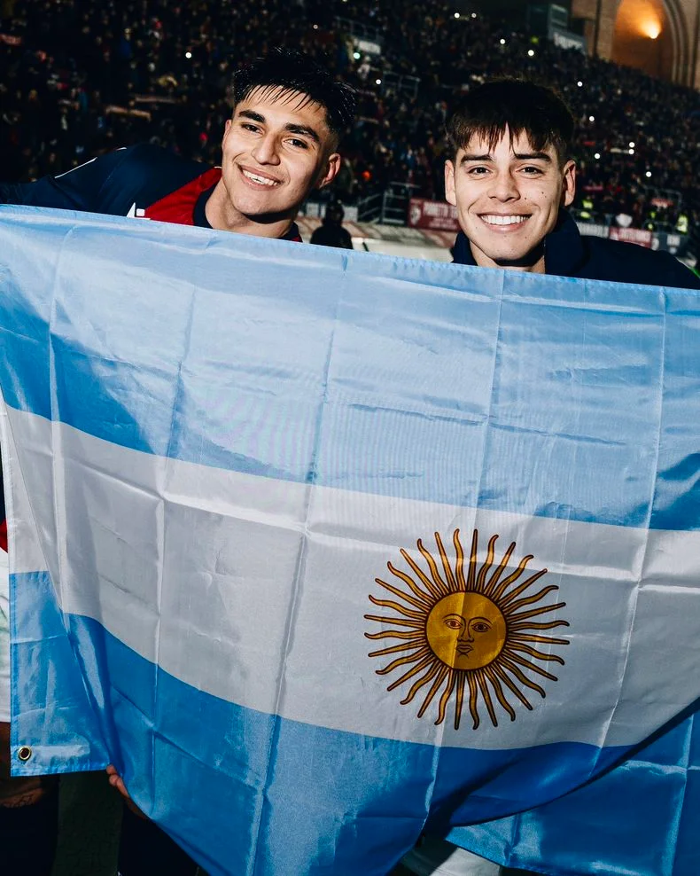 Benjamín Domínguez junto a Santiago Castro, ambo pre convocados por Lionel Scaloni