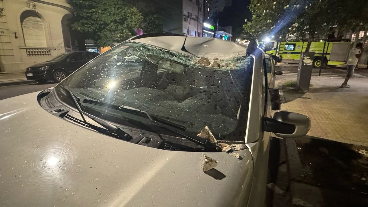 Pánico en el centro de La Plata: se derrumbó parte de un edificio a metros de Plaza Moreno