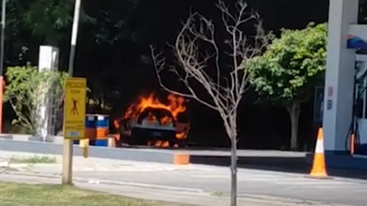 La Plata: se incendió un auto a pocos metros de una estación de servicio