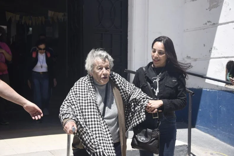 Amelia, orgullo platense. Con 103 años fue a votar en Barrio Hipódromo