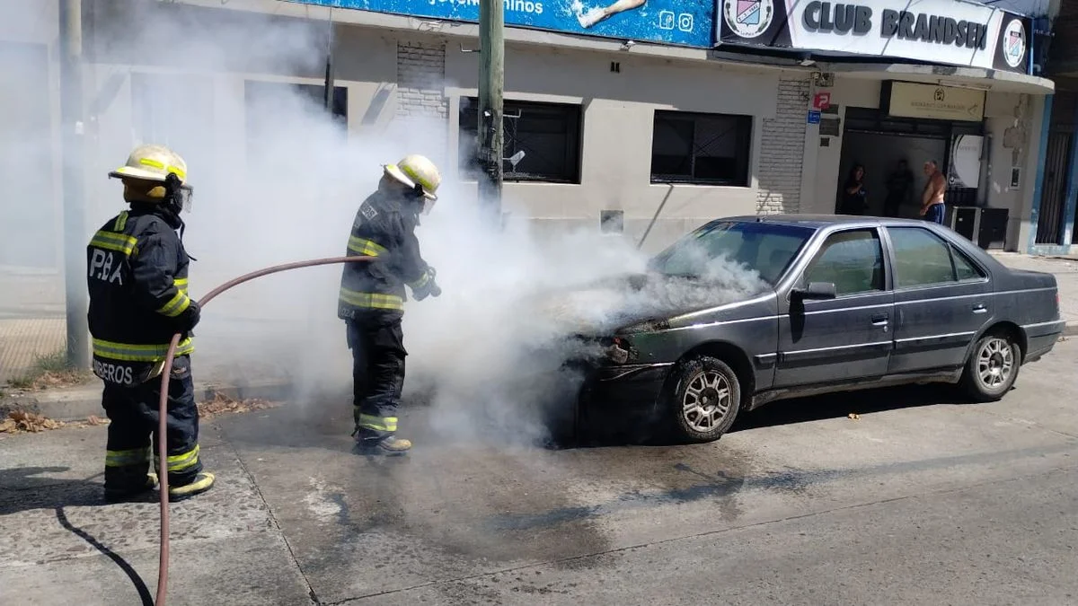 Susto y tensión en el Club Brandsen de La Plata: un auto se incendió