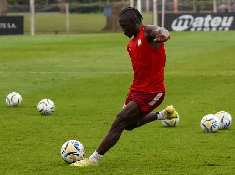 Racing vendr&iacute;a a la carga por Edwuin Cetr&eacute; tras concoerse la lesi&oacute;n de Valent&iacute;n Carboni