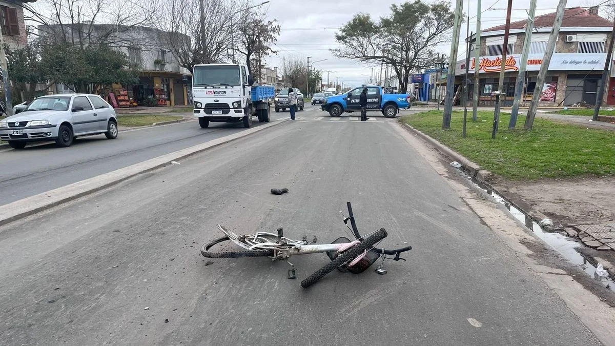 Los Hornos: un hombre de 56 años murió atropellado por un camión