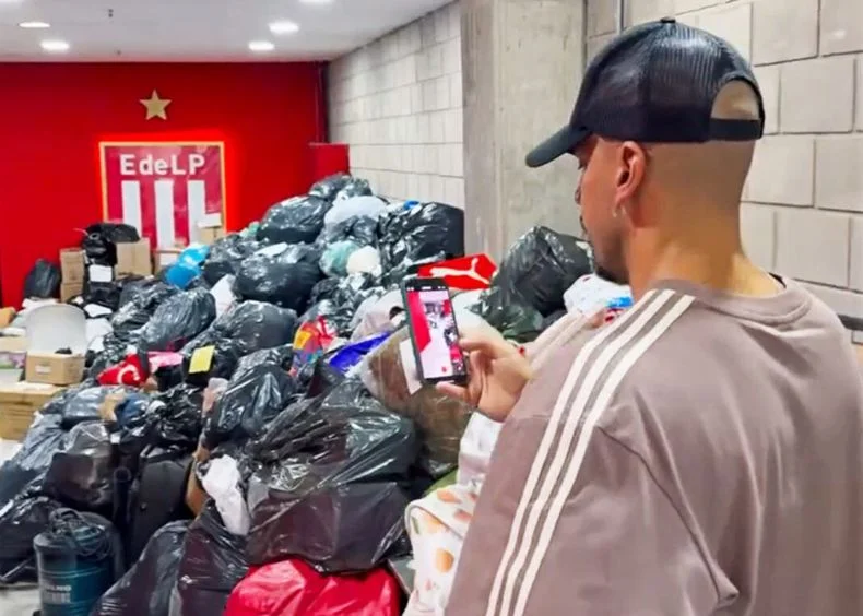 Juan Sebasti&aacute;n Ver&oacute;n con las donaciones recibidas en UNO