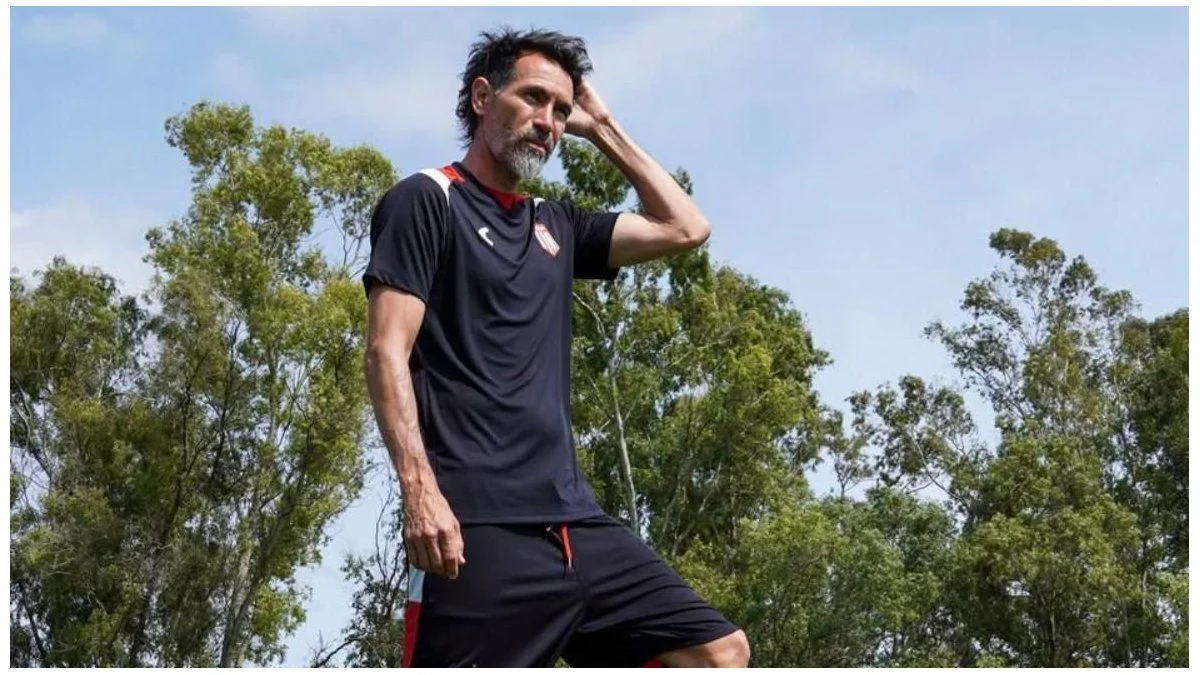 Estudiantes formalizó la continuidad de Eduardo Domínguez