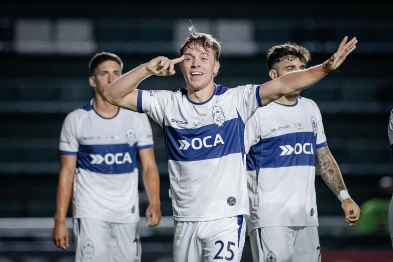 Alexis Steimbach festeja su gol, el segundo de Gimnasia en la victorias por Copa Argentina