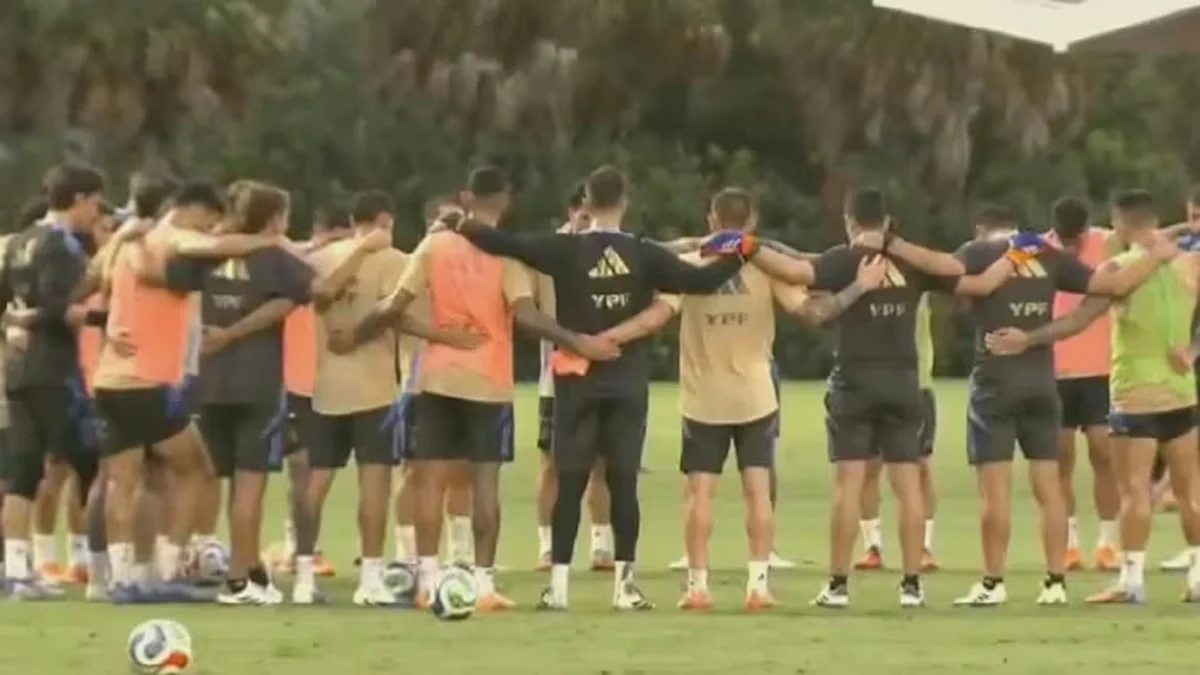 La Selección realizó un minuto de silencio por la muerte de Russo