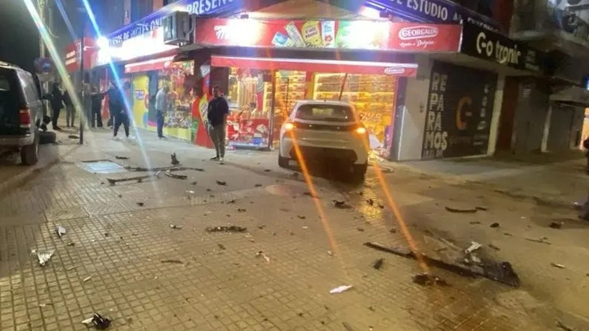 Un auto se incrustó contra el frente de un comercio de calle 12