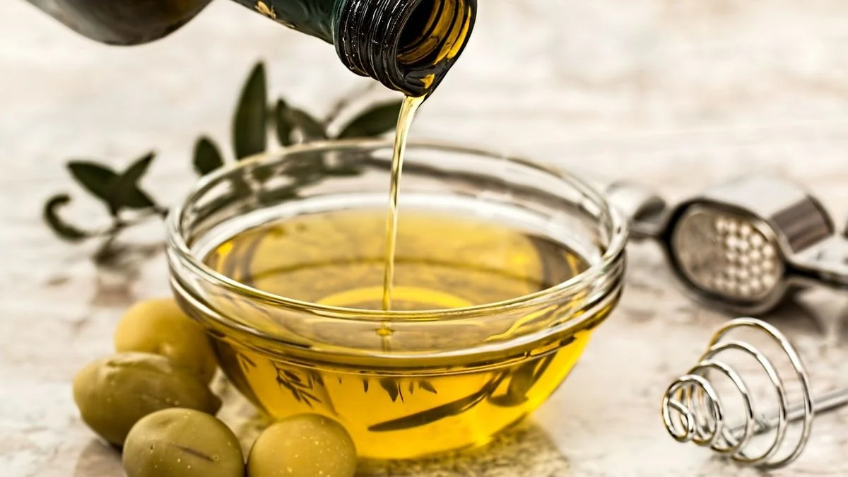 La ANMAT prohibió un aceite de oliva falsificado: cómo reconocer el producto