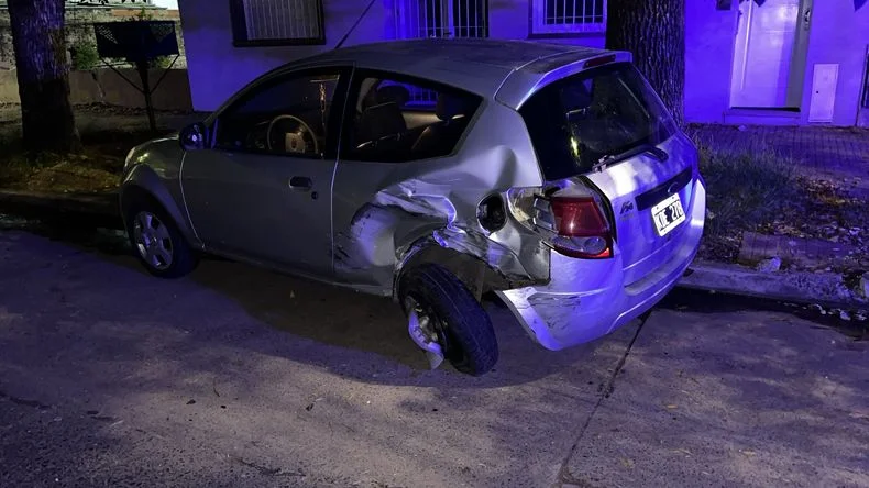 El Ford Ka estaba estacionado y fue impactado por el polic&iacute;a borracho
