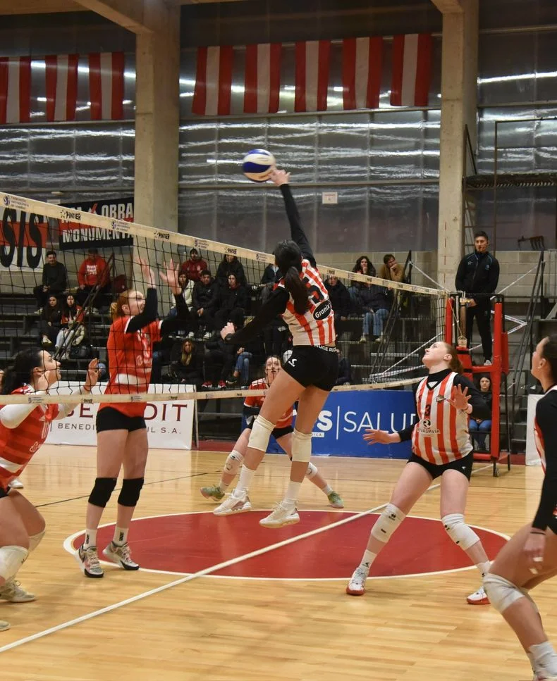 En v&oacute;ley femenino: Estudiantes venci&oacute; 3-1 a River ebn el Polideportivo del Estadio UNO