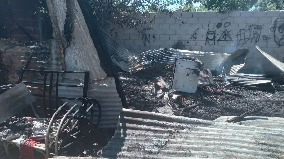 Una vivienda destruida en un incendio en Gorina