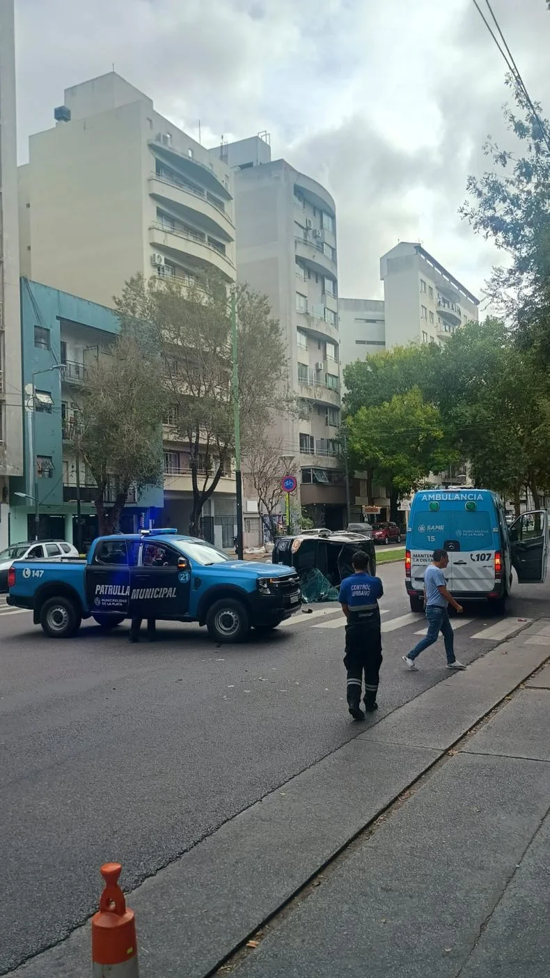 Impactante accidente en La Plata terminó con un auto volcado a metros del Bosque