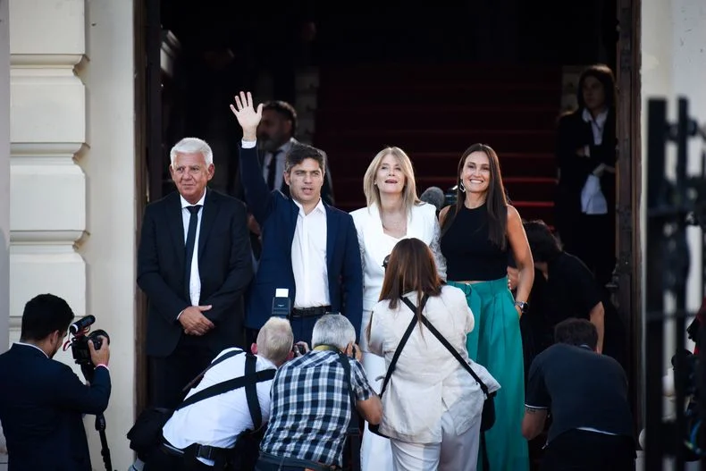 Kicillof y una canción nueva con orquesta semivacía