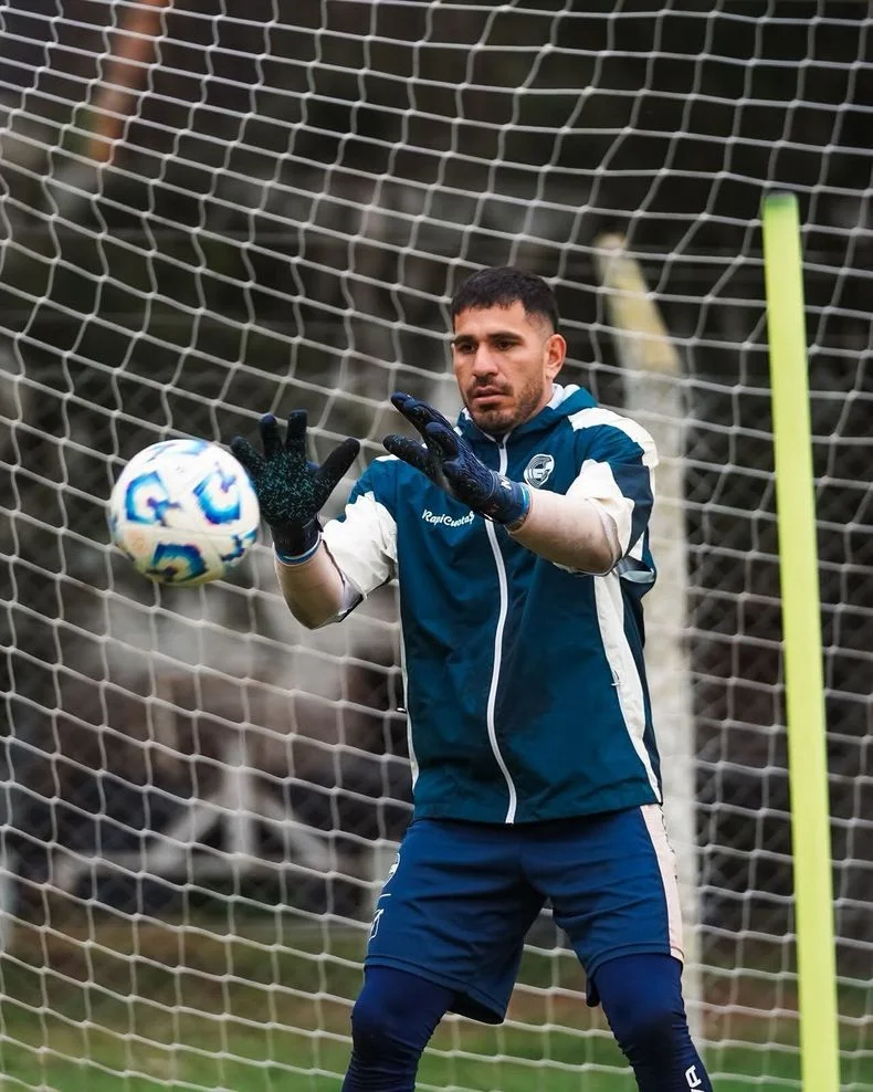 Nelson Insfr&aacute;n, el arquero de Gimnasia trabajando en la puesta a punto
