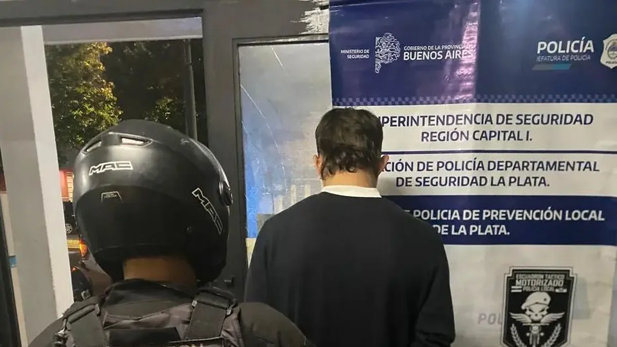 Terror en Villa Elvira: persecución y tiros entre dos hombres y la policía