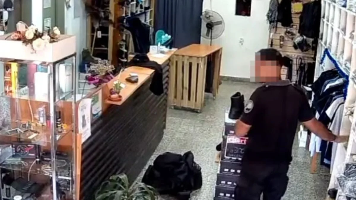 Agente del SPB robó un uniforme en Lisandro Olmos