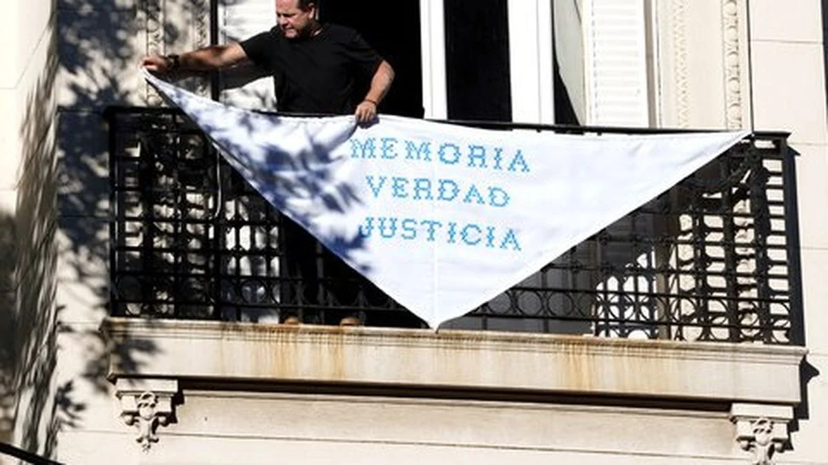 Cristina Kirchner colgó un pañuelo en el balcón de San José 1111