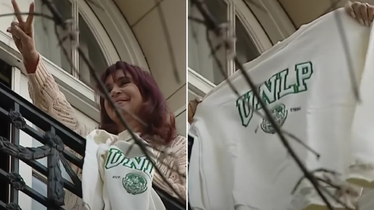 Cristina salió al balcón y mostró un buzo de la UNLP